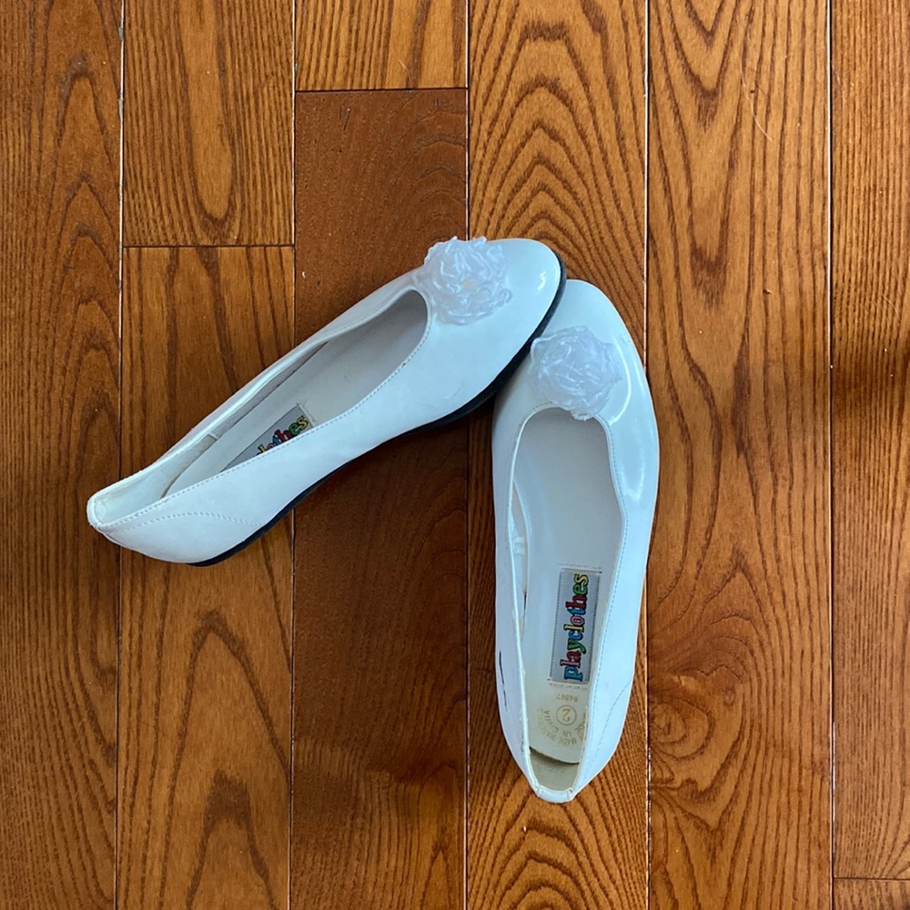 Little girls white play/dress up shoes. Size 2. Very little sign of wear